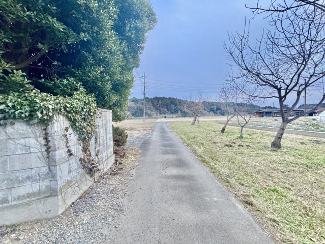 東茨城郡茨城町中古戸建の前面道路含む現地写真
