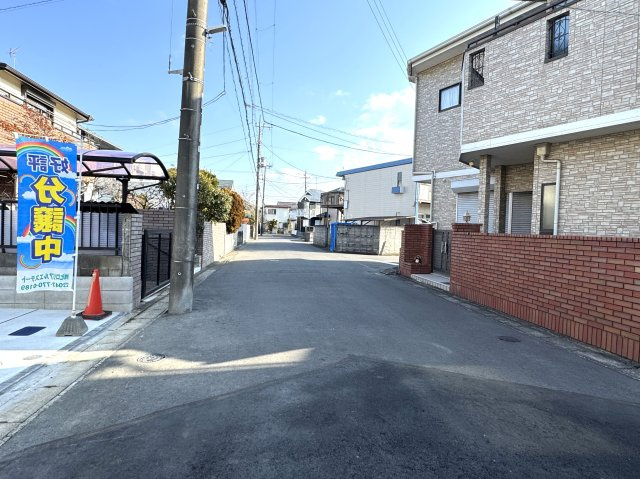 市川市南大野２丁目新築戸建【大野小学校：9分】の前面道路含む現地写真|南側前面道路・幅員約6ｍ