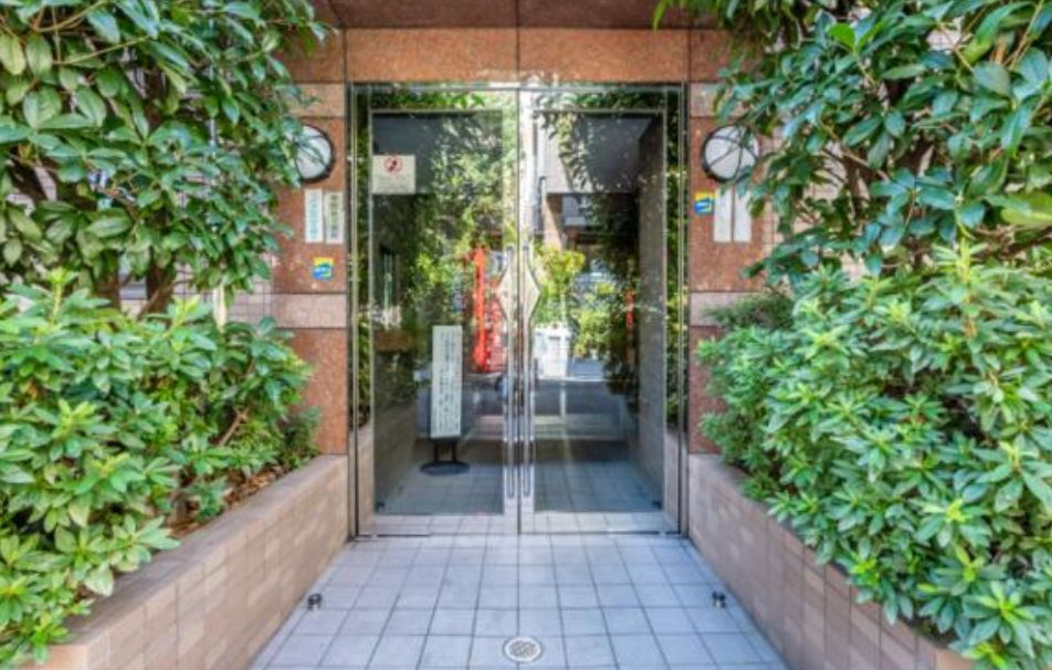 新宿区百人町２丁目の賃貸マンションのエントランス