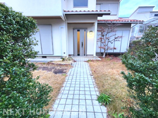 【その他】 | 川西市丸山台２丁目中古戸建　角地で明るく開放的 | 玄関前のアプローチです♪
