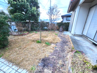 【庭】 | 川西市丸山台２丁目中古戸建　角地で明るく開放的 | 広いお庭が有り、ガーデニングが楽しめます♪