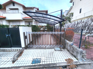 【駐車場】 | 川西市丸山台２丁目中古戸建　角地で明るく開放的 | カーポート有り♪大切な自動車を守ってくれます！