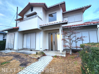 【外観】 | 川西市丸山台２丁目中古戸建　角地で明るく開放的 | 平成３年２月建築！令和６年７月リフォーム済み♪お待たせ無しで即ご入居していただけます！！