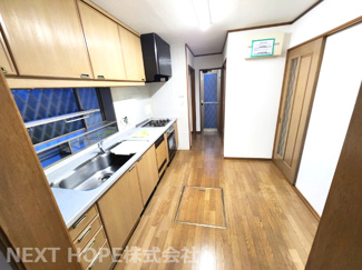 【キッチン】 | 川西市丸山台２丁目中古戸建　角地で明るく開放的 | キッチン奥には勝手口もございます♪