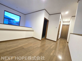 【内装】 | 川西市丸山台２丁目中古戸建　角地で明るく開放的 | ２階廊下部分です♪たいへん開放的です！！