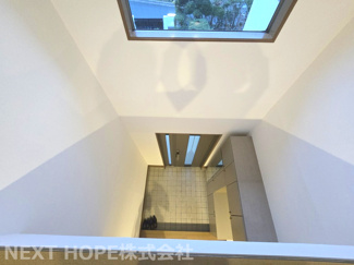 【内装】 | 川西市丸山台２丁目中古戸建　角地で明るく開放的 | 玄関上部は吹き抜けになっております♪