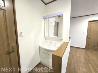 【内装】 | 川西市丸山台２丁目中古戸建　角地で明るく開放的 | ２階にも洗面化粧台がございます♪朝の身支度もゆっくりできますね(^^)