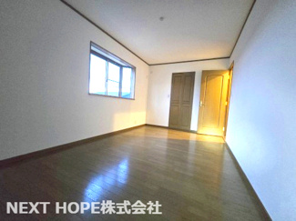 【洋室】 | 川西市丸山台２丁目中古戸建　角地で明るく開放的 | ２階洋室6.2帖です♪出窓で室内広く幹事らrます！