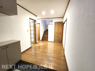 【玄関】 | 川西市丸山台２丁目中古戸建　角地で明るく開放的