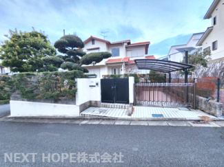 【外観】 | 川西市丸山台２丁目中古戸建　角地で明るく開放的 | 平成３年２月建築！令和６年７月室内リフォーム済み！お待たせ無しで即ご入居していただけます！