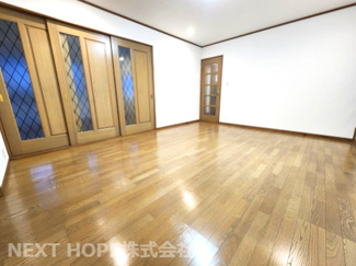 【居間・リビング】 | 川西市丸山台２丁目中古戸建　角地で明るく開放的 | LDKは約22.5帖の大空間です♪ご家族の癒しの空間です！室内は令和６年７月リフォーム済み！お待たせ無しで即ご入居していただけます！！