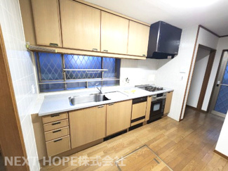 【キッチン】 | 川西市丸山台２丁目中古戸建　角地で明るく開放的 | システムキッチンです♪収納力も有り使い勝手も良いです！キッチン足元には床下収納がございます！