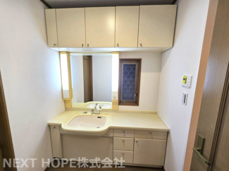 【独立洗面台】 | 川西市丸山台２丁目中古戸建　角地で明るく開放的 | 大きな洗面化粧台です♪収納力も有ります！朝の身支度もゆっくりできます！！