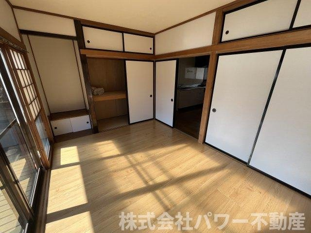 中古戸建　棟高町平屋の洋室|天袋・地袋・押入と空間を最大限に活用した収納スペース。