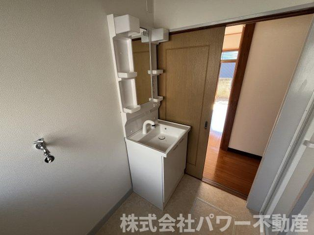 中古戸建　棟高町平屋の独立洗面台|身支度を整える洗面台はこちら。