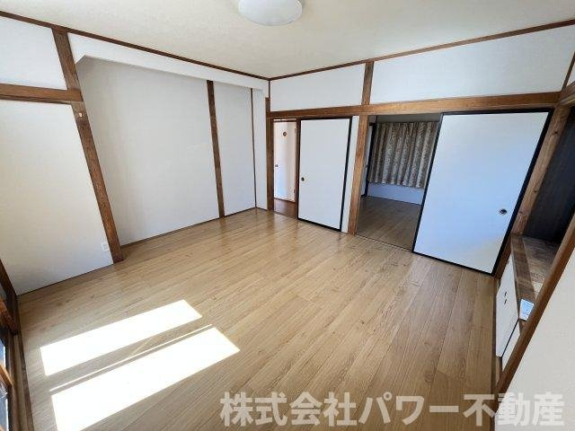 中古戸建　棟高町平屋の洋室|白×木目の室内。