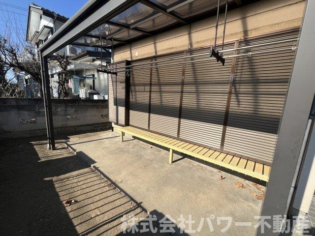 中古戸建　棟高町平屋のバルコニー|曇り空でも安心な、屋根付きの外干しスペース。