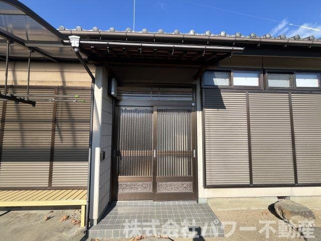 中古戸建　棟高町平屋の玄関|落ち着いた雰囲気の、引き戸の玄関です。
