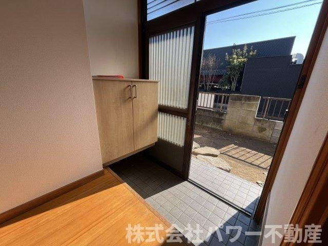 中古戸建　棟高町平屋の玄関|明るい日差しが差し込む玄関。