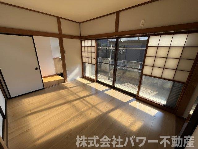 中古戸建　棟高町平屋の洋室|どこか和風の雰囲気を残した洋室です。