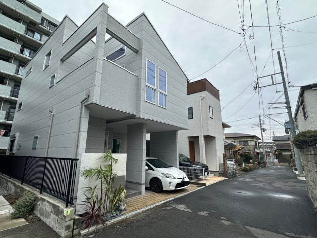 平塚市虹ケ浜　戸建て全1棟の前面道路含む現地写真