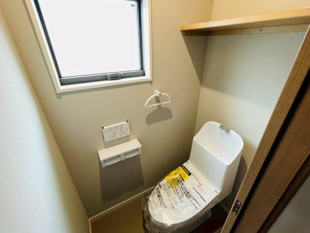 新築戸建　岐阜市六条江東　全5区画分譲のトイレ|節水省エネの温水洗浄便座です。お掃除のしやすさを究めたフチなし形状でお手入れ楽々。