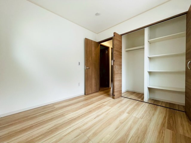 新築戸建　岐阜市六条江東　全5区画分譲のトイレ|節水省エネの暖房便座シャワートイレです。お掃除のしやすさを究めたフチなし形状でお手入れ楽々。