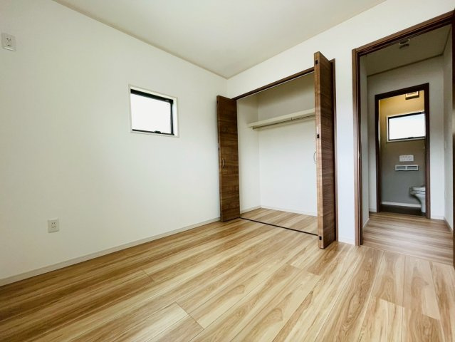 新築戸建　岐阜市六条江東　全5区画分譲の寝室|全居室にたっぷり収納できる大型収納を設置。窓ガラスは断熱性能や結露防止効果の高いペアガラスです。