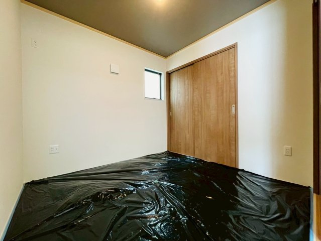 新築戸建　岐阜市六条江東　全5区画分譲の洋室|全居室にたっぷり収納できる大型収納を設置。窓ガラスは断熱性能や結露防止効果の高いペアガラスです。