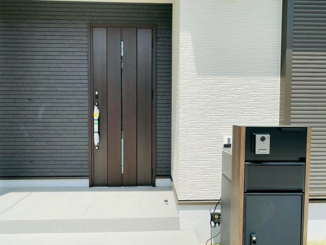 新築戸建　岐阜市六条江東　全5区画分譲の玄関|玄関ドアの鍵はディンプルキーと内側はサムターンキーになっており防犯性の高い仕様になっています。