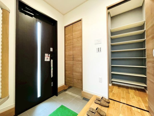 新築戸建　岐阜市六条江東　全5区画分譲の玄関|大容量のシューズ収納付きで玄関周りもすっきり！玄関ドアからの光が玄関ホールを明るくしてくれます。