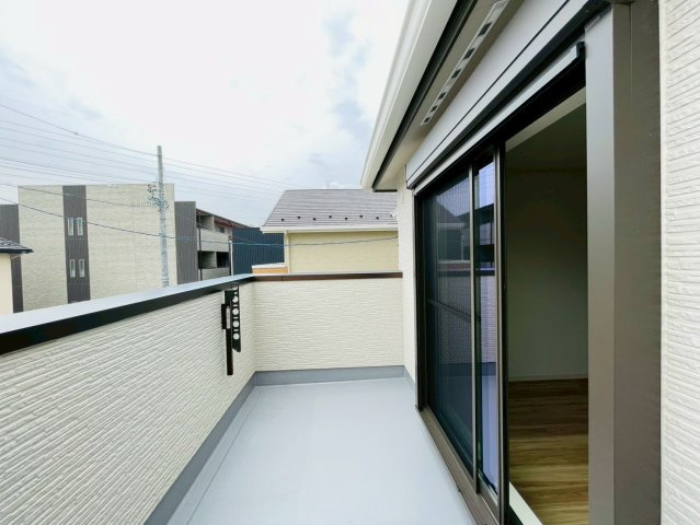 新築戸建　岐阜市六条江東　全5区画分譲のバルコニー|バルコニーは南向きで洗濯物もよく乾きます！強度と表面積硬度を持つFPRで防水しています。
