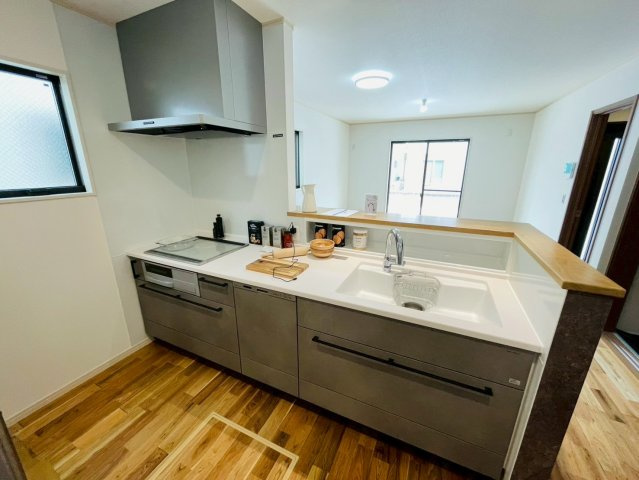 新築戸建　岐阜市六条江東　全5区画分譲のキッチン|機能的なシステムキッチンです。収納力に優れた大容量の引出しでキッチン回りがスッキリ片付きます。