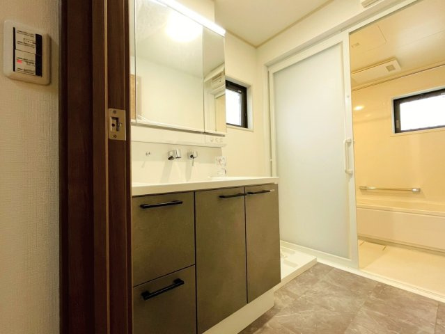 新築戸建　岐阜市六条江東　全5区画分譲の浴室|１坪タイプのバリアフリー設計でゆったりとくつろげる浴室・浴槽です。タイル床でカビの発生を抑制します。