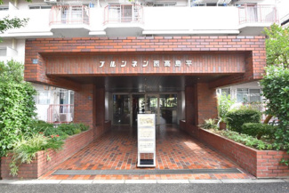 【エントランス】 | お客様を、そして住人を出迎えてくれるマンションのエントランス。ゴミが落ちていないことからも、管理状態の良さや住民の節度の高さが見て取れます。～即日のご見学可能～　お問合せはお気軽にどうぞ。
