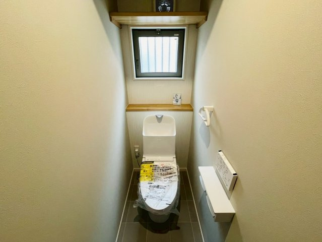 新築戸建　岐阜市六条江東　全5区画分譲のトイレ|節水省エネの暖房便座シャワートイレです。お掃除のしやすさを究めたフチなし形状でお手入れ楽々。