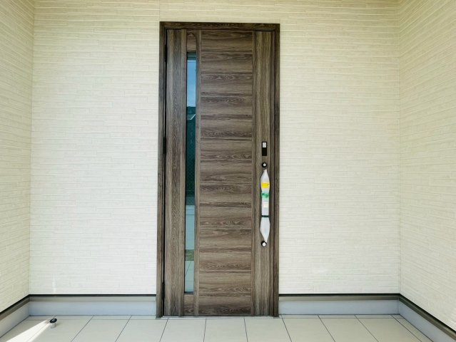 新築戸建　岐阜市六条江東　全5区画分譲の玄関|玄関ドアの鍵はディンプルキーと内側はサムターンキーになっており防犯性の高い仕様になっています。