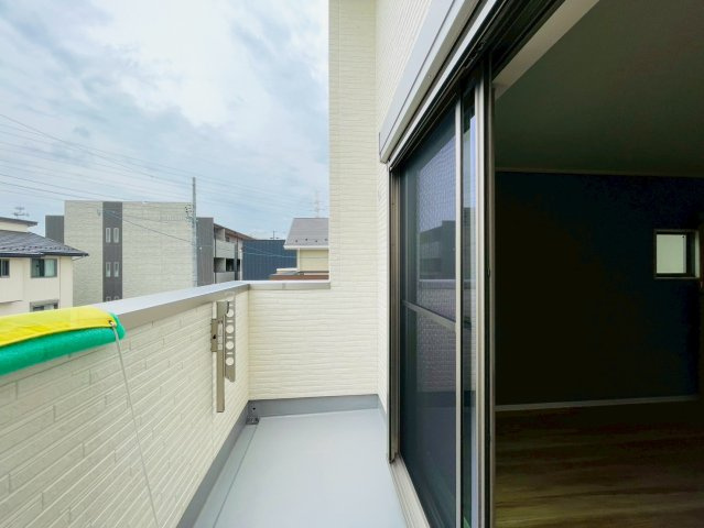 新築戸建　岐阜市六条江東　全5区画分譲のバルコニー|バルコニーは南向きで洗濯物もよく乾きます！強度と表面積硬度を持つFPRで防水しています。