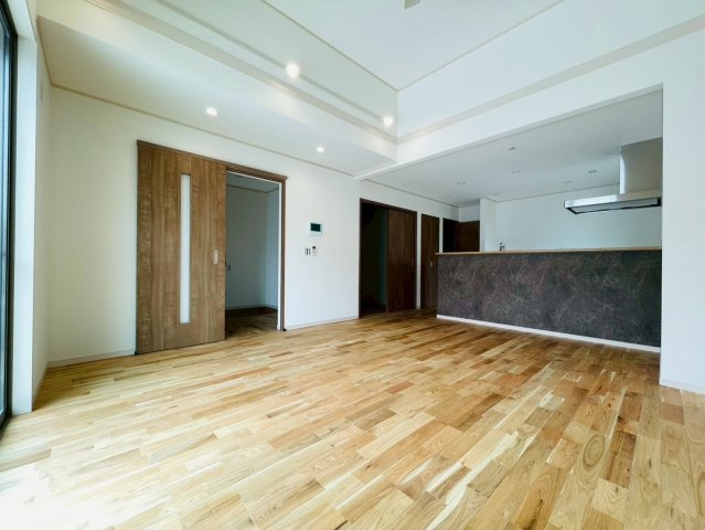 新築戸建　岐阜市六条江東　全5区画分譲の居間・リビング|南向きで日当たりもよく大きな窓がリビング全体に光と風を運びます。ご家族でゆとりある暮らしができます。