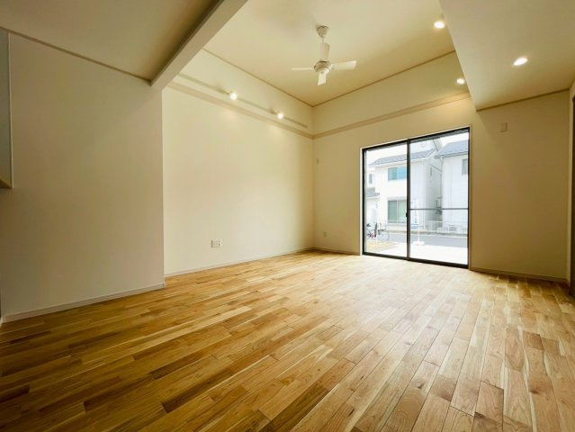 新築戸建　岐阜市六条江東　全5区画分譲の居間・リビング|南向きで日当たりもよく大きな窓がリビング全体に光と風を運びます。ご家族でゆとりある暮らしができます。