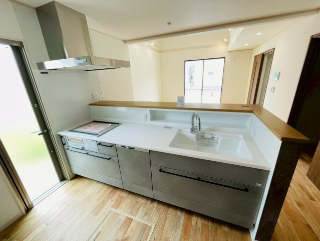 新築戸建　岐阜市六条江東　全5区画分譲のキッチン|機能的なシステムキッチンです。収納力に優れた大容量の引出しでキッチン回りがスッキリ片付きます。