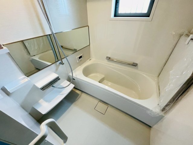 新築戸建　岐阜市六条江東　全5区画分譲の浴室|１坪タイプのバリアフリー設計でゆったりとくつろげる浴室・浴槽です。タイル床でカビの発生を抑制します。