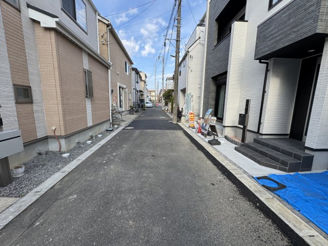 市川市大和田３丁目新築戸建【鶴指小学校：7分】の前面道路含む現地写真|南西側前面道路