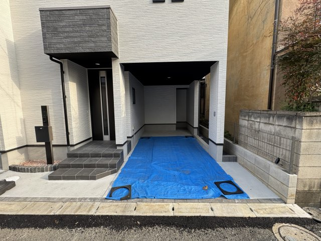 市川市大和田３丁目新築戸建【鶴指小学校：7分】の駐車場|愛車に優しいビルトインガレージ