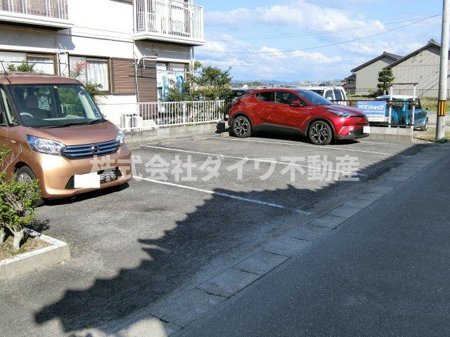 ハイツボヌールB棟の駐車場