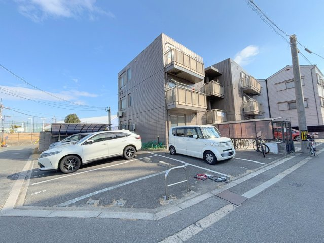 MAXの駐車場