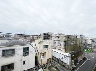 【展望】 | 眼前に広がる空の雄大さと、このお部屋の自慢の一つである「眺望」をご覧ください。毎日、この景色を独り占めできる新生活に夢が広がります。～即日のご見学可能～　お問合せはお気軽にどうぞ。