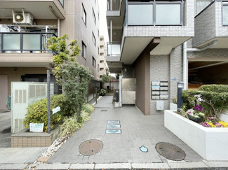 【エントランス】 | お客様を、そして住人を出迎えてくれるマンションのエントランス。ゴミが落ちていないことからも、管理状態の良さや住民の節度の高さが見て取れます。～即日のご見学可能～　お問合せはお気軽にどうぞ。