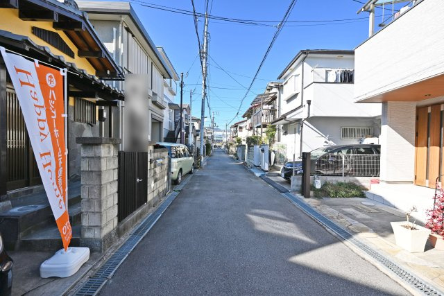 宝塚市米谷1丁目中古戸建│3LDK+駐車1台可の前面道路含む現地写真|前面道路は北側に約4ｍ幅です。