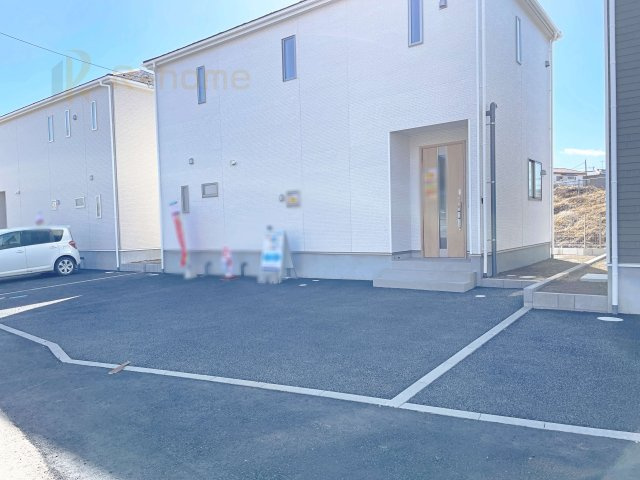 坂東市岩井第2　新築戸建て　2号棟の駐車場|カースペースは3台完備。ゲスト用のスペースも確保できますね♪